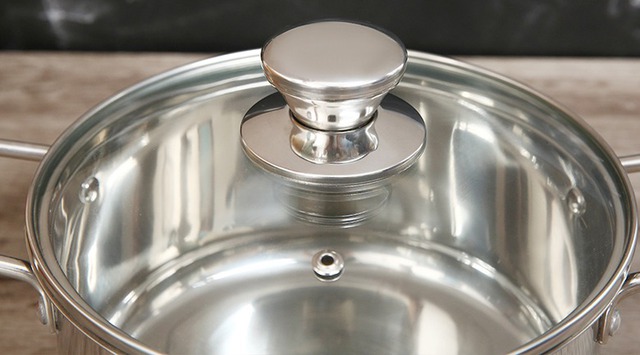 Công dụng của chiếc lỗ nhỏ trên nắp nồi inox- Ảnh 1.
