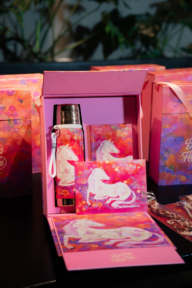 Jadify hợp tác họa sĩ Vương Linh, đưa hình tượng cổ tích Ngựa chín hồng mao vào sản phẩm ứng dụng- Ảnh 3.