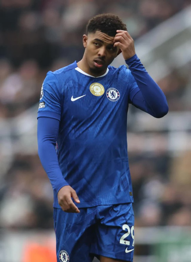 Ai cất chìa khoá xe của cầu thủ này đi, phạm luật tới 10 lần, còn đâm gãy xương một diễn viên nổi tiếng- Ảnh 1.