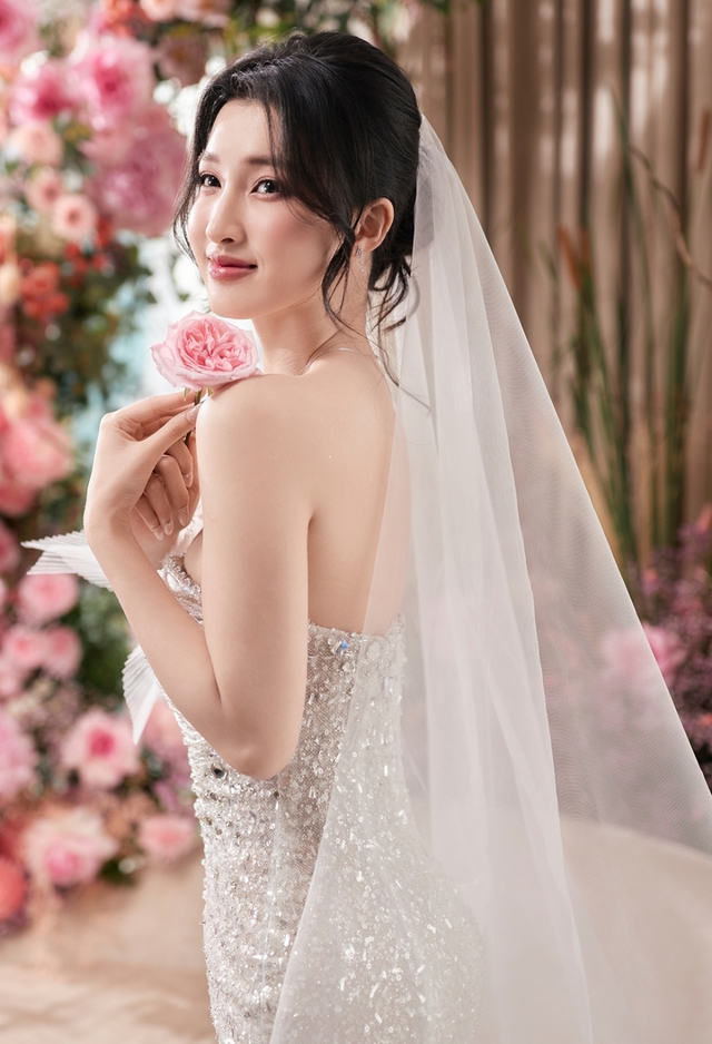 Rò rỉ ảnh cưới cực hiếm của Á hậu Phương Nhi và thiếu gia Minh Hoàng- Ảnh 3.