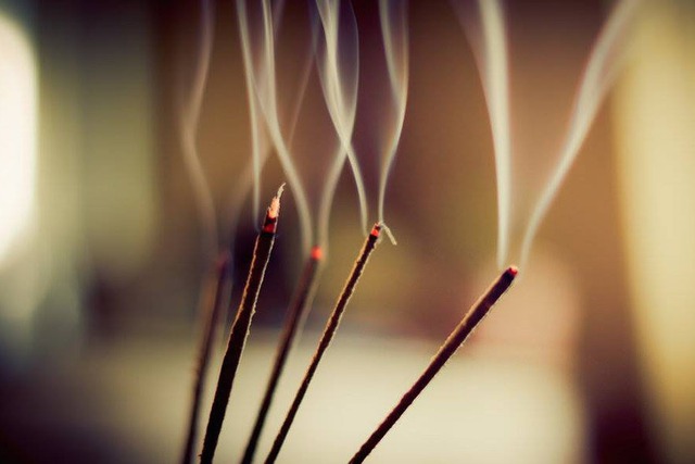 3 khung giờ tốt nhất để thắp hương- Ảnh 2.