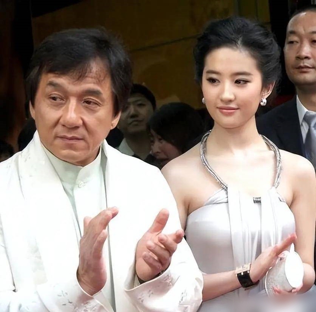 Lưu Diệc Phi lộ nhân cách thật khi bị phóng viên sàm sỡ giữa họp báo- Ảnh 3.