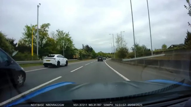 Ai cất chìa khoá xe của cầu thủ này đi, phạm luật tới 10 lần, còn đâm gãy xương một diễn viên nổi tiếng- Ảnh 2.