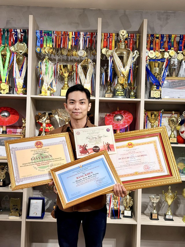 Phan Hiển bị soi "đàn ông kẻ chân mày lá liễu", bạn nhảy Thu Hương bị chê make-up già-xấu, đáp trả cực chất!- Ảnh 5. Phan Hiển bị soi "đàn ông kẻ chân mày lá liễu", bạn nhảy Thu Hương bị chê make-up già-xấu, đáp trả cực chất!- Ảnh 5.