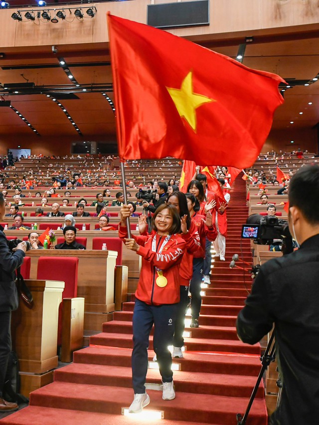 Khung hình toàn gái xinh lại còn giỏi: Hoà Minzy khoe visual sáng bừng ôm thắm thiết "nữ hoàng điền kinh" Việt Nam- Ảnh 5. Khung hình toàn gái xinh lại còn giỏi: Hoà Minzy khoe visual sáng bừng ôm thắm thiết "nữ hoàng điền kinh" Việt Nam- Ảnh 5.