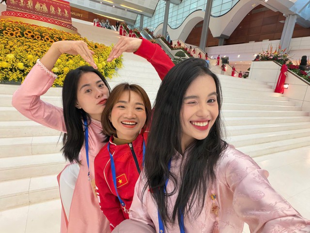 Khung hình toàn gái xinh lại còn giỏi: Hoà Minzy khoe visual sáng bừng ôm thắm thiết "nữ hoàng điền kinh" Việt Nam- Ảnh 3. Khung hình toàn gái xinh lại còn giỏi: Hoà Minzy khoe visual sáng bừng ôm thắm thiết "nữ hoàng điền kinh" Việt Nam- Ảnh 3.