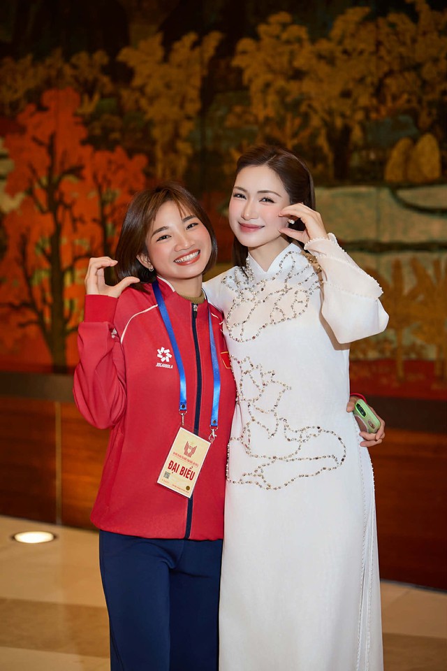 Khung hình toàn gái xinh lại còn giỏi: Hoà Minzy khoe visual sáng bừng ôm thắm thiết "nữ hoàng điền kinh" Việt Nam- Ảnh 2. Khung hình toàn gái xinh lại còn giỏi: Hoà Minzy khoe visual sáng bừng ôm thắm thiết "nữ hoàng điền kinh" Việt Nam- Ảnh 2.