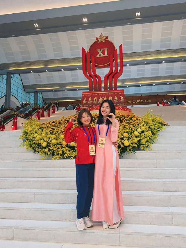 Khung hình toàn gái xinh lại còn giỏi: Hoà Minzy khoe visual sáng bừng ôm thắm thiết "nữ hoàng điền kinh" Việt Nam- Ảnh 4. Khung hình toàn gái xinh lại còn giỏi: Hoà Minzy khoe visual sáng bừng ôm thắm thiết "nữ hoàng điền kinh" Việt Nam- Ảnh 4.