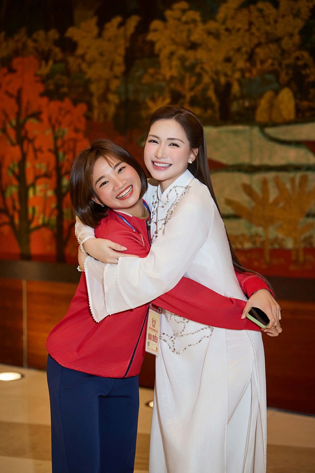 Khung hình toàn gái xinh lại còn giỏi: Hoà Minzy khoe visual sáng bừng ôm thắm thiết "nữ hoàng điền kinh" Việt Nam- Ảnh 1. Khung hình toàn gái xinh lại còn giỏi: Hoà Minzy khoe visual sáng bừng ôm thắm thiết "nữ hoàng điền kinh" Việt Nam- Ảnh 1.