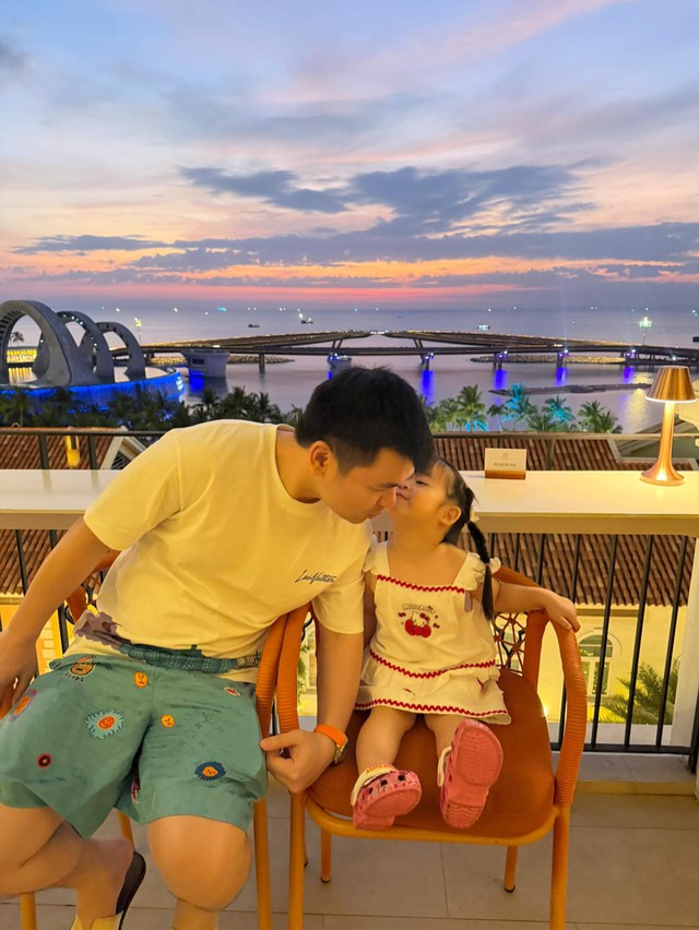 Chủ tịch Hà Nội FC khoe ảnh du lịch cùng con gái cực chill, netizen rần rần hỏi Hoa hậu Đỗ Mỹ Linh đâu?- Ảnh 1.