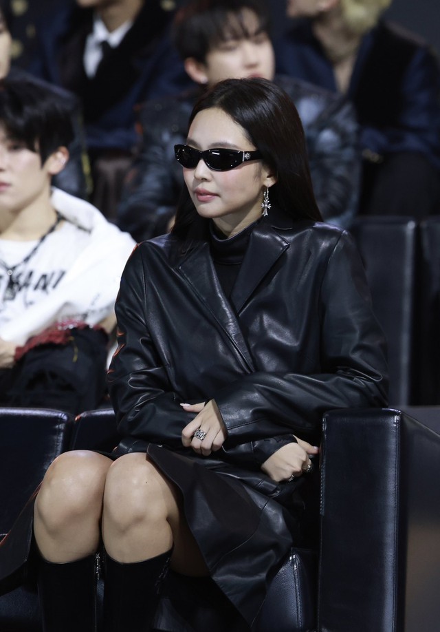 Khoảnh khắc đỉnh nhất của Jennie hiện tại: Thế lực gì đây sao ngầu thế!- Ảnh 1.