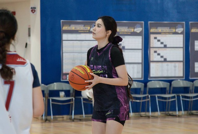 Hạt Dẻ - ái nữ MC Quyền Linh gây sốt trên sân bóng rổ: Mặt xinh, da trắng, chân dài thẳng tắp chiếm trọn spotlight- Ảnh 1.