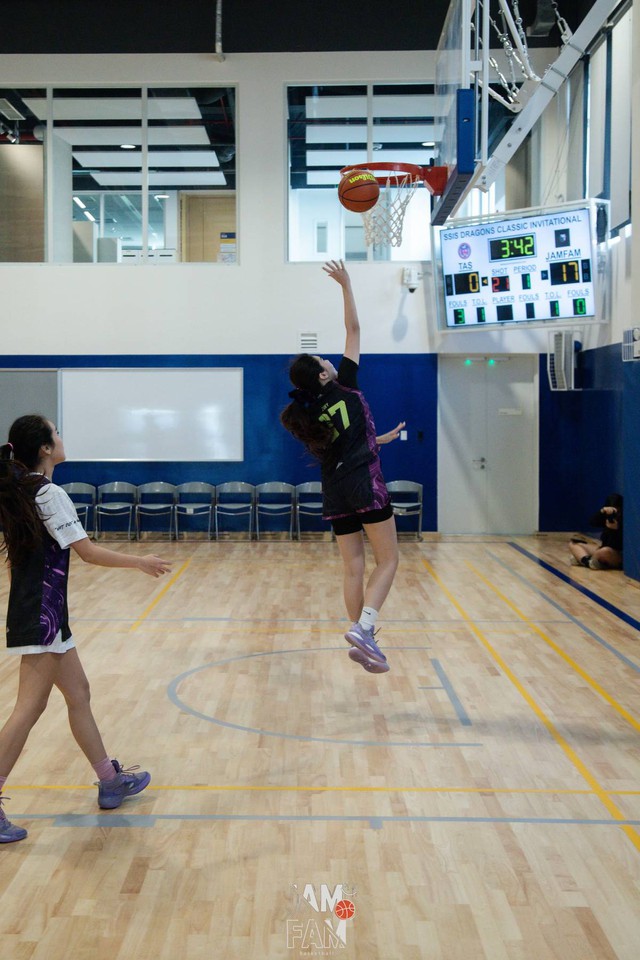 Hạt Dẻ - ái nữ MC Quyền Linh gây sốt trên sân bóng rổ: Mặt xinh, da trắng, chân dài thẳng tắp chiếm trọn spotlight- Ảnh 4.