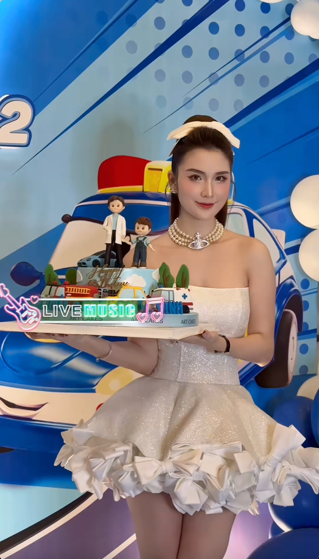 Mỹ nhân Việt bị "tóm" bên bác sĩ Chiêm Quốc Thái, lộ cả hình ảnh 2 con chung giấu kín bấy lâu?- Ảnh 4.