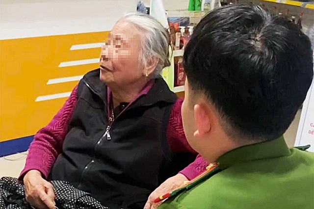 Nghe một cuộc điện thoại, cụ bà 79 tuổi suýt mất trắng 300 triệu tiền dưỡng già vì tội... buôn ma túy- Ảnh 1. Nghe một cuộc điện thoại, cụ bà 79 tuổi suýt mất trắng 300 triệu tiền dưỡng già vì tội... buôn ma túy- Ảnh 1.