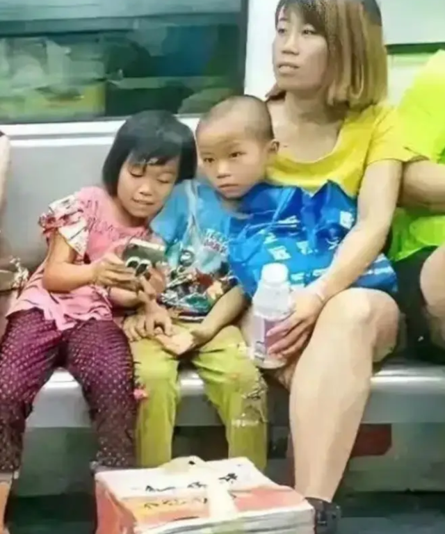 2 gia đ&igrave;nh c&oacute; 2 con tr&ecirc;n t&agrave;u điện ngầm: Khoảng c&aacute;ch kh&ocirc;ng nằm ở tiền bạc, m&agrave; ở c&aacute;ch dạy con
- Ảnh 1.