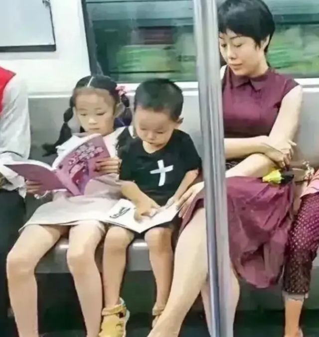 2 gia đ&igrave;nh c&oacute; 2 con tr&ecirc;n t&agrave;u điện ngầm: Khoảng c&aacute;ch kh&ocirc;ng nằm ở tiền bạc, m&agrave; ở c&aacute;ch dạy con
- Ảnh 2.