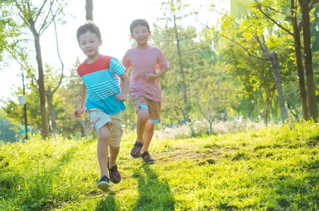 Nuôi con giống xé "túi mù": 2 cậu con trai, đứa luôn làm cha mẹ yên tâm, đứa lại khiến lòng tràn đầy bất lực!- Ảnh 1.