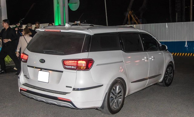 Vệ sĩ căng dù che kín không để lộ Sơn Tùng dù 1 giây, đại gia showbiz nhưng vẫn chung thuỷ với một thứ- Ảnh 10.