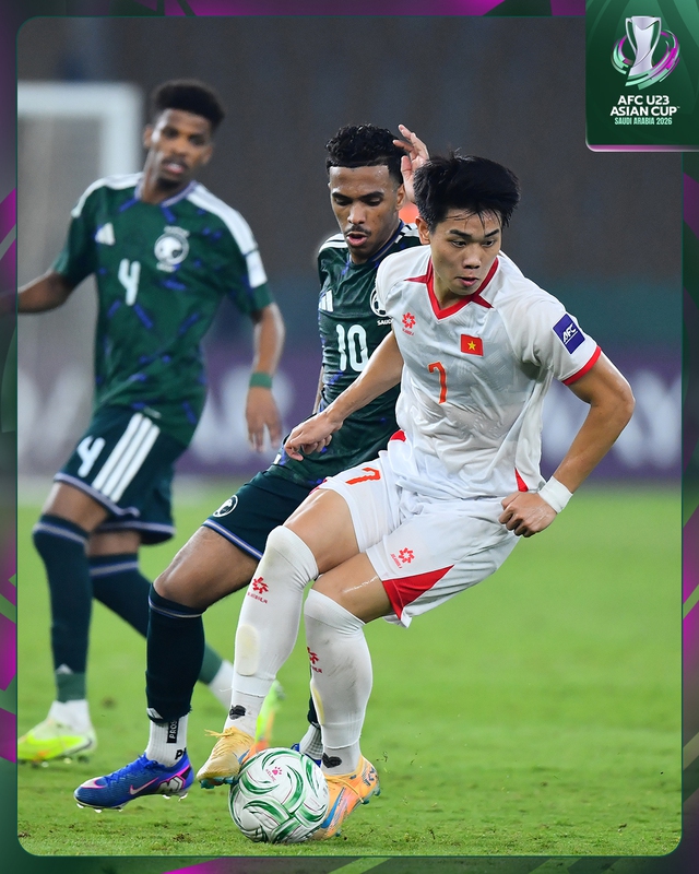 Đẹp hơn cả chiến thắng: Đình Bắc cùng dàn sao U23 Việt Nam chụm đầu an ủi đội trưởng Saudi Arabia đang khóc nức nở- Ảnh 6.