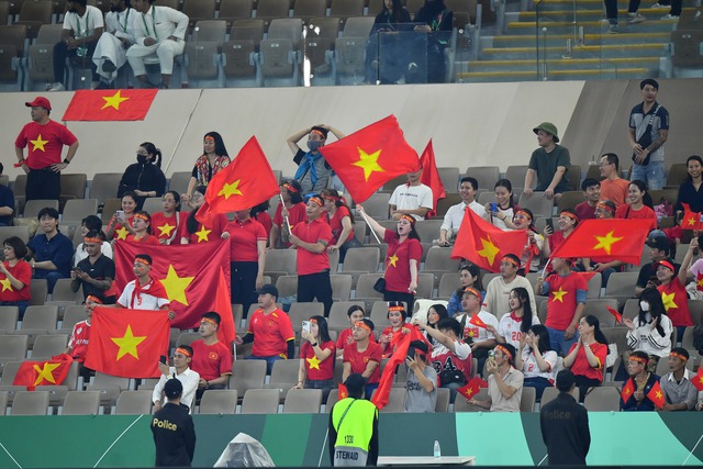 Đình Bắc cầm Iphone màu cam gọi cho ai?- Ảnh 9.