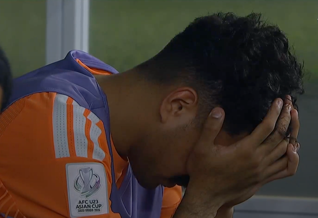 Đẹp hơn cả chiến thắng: Đình Bắc cùng dàn sao U23 Việt Nam chụm đầu an ủi đội trưởng Saudi Arabia đang khóc nức nở- Ảnh 2.