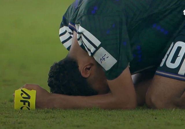 Đẹp hơn cả chiến thắng: Đình Bắc cùng dàn sao U23 Việt Nam chụm đầu an ủi đội trưởng Saudi Arabia đang khóc nức nở- Ảnh 1.