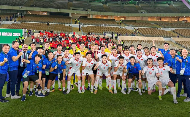 Rất đẹp và đáng yêu: U23 Việt Nam cúi đầu tri ân CĐV khi vượt qua vòng bảng U23 châu Á đầy diệu kỳ- Ảnh 1.