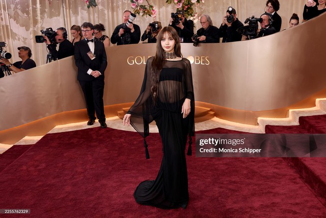 "Ống kính hủy diệt" Getty Images bóc trần nhan sắc thật của Lisa (BLACKPINK) tại siêu sự kiện Quả Cầu Vàng 2026- Ảnh 5.