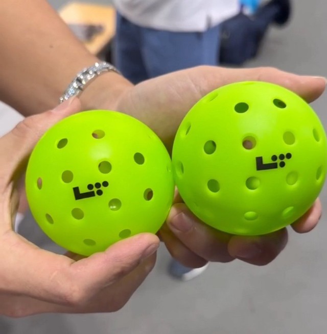 Drama: Bóng Pickleball "hot hit" mới về Việt Nam nhưng dính nghi vấn bóng fake?- Ảnh 4. Drama: Bóng Pickleball "hot hit" mới về Việt Nam nhưng dính nghi vấn bóng fake?- Ảnh 4.