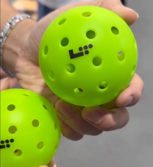Drama: Bóng Pickleball "hot hit" mới về Việt Nam nhưng dính nghi vấn bóng fake?- Ảnh 1. Drama: Bóng Pickleball "hot hit" mới về Việt Nam nhưng dính nghi vấn bóng fake?- Ảnh 1.