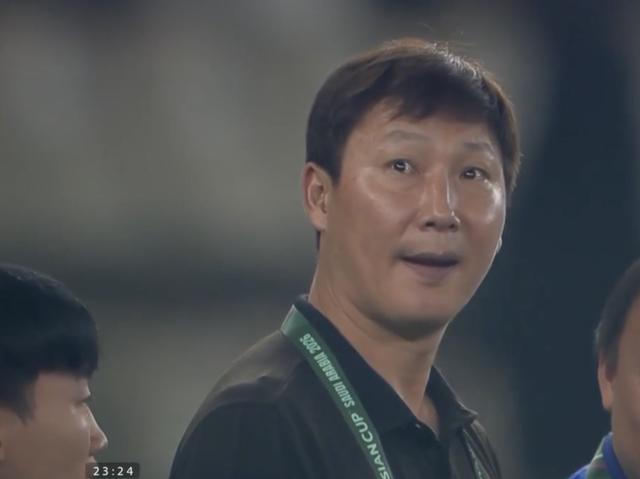 Không có trên tivi: HLV Kim Sang-sik nói lời 'sấm truyền' trong phòng thay đồ giúp U23 Việt Nam vào tứ kết U23 châu Á- Ảnh 1.