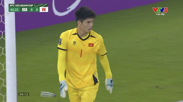 Bắt gôn như "người nhện" giúp U23 Việt Nam vào tứ kết U23 châu Á, thủ môn Trần Trung Kiên nói 1 câu cực ngầu- Ảnh 4.