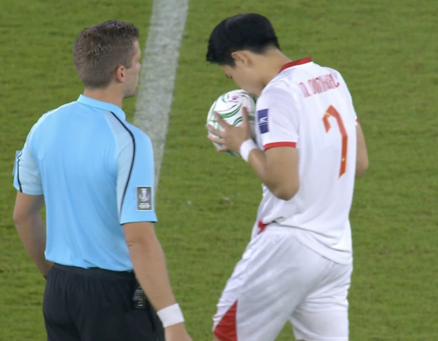 Hotboy U23 Việt Nam Đình Bắc cứ hôn bóng là ghi bàn, quỳ lạy cũng viral khắp cõi mạng!- Ảnh 1.