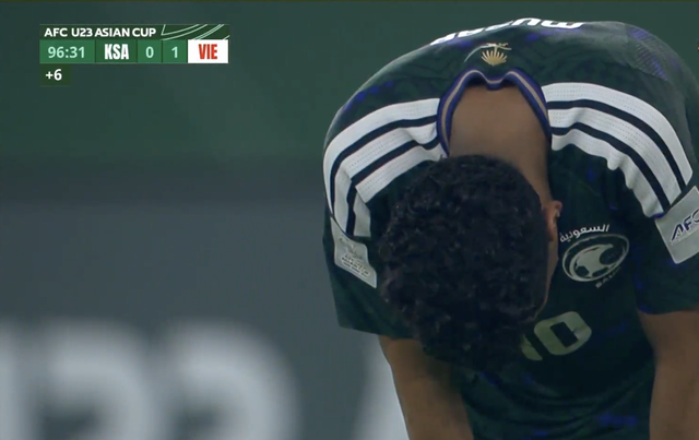 Đẹp hơn cả chiến thắng: Đình Bắc cùng dàn sao U23 Việt Nam chụm đầu an ủi đội trưởng Saudi Arabia đang khóc nức nở- Ảnh 3.