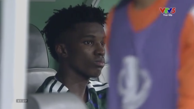 Đẹp hơn cả chiến thắng: Đình Bắc cùng dàn sao U23 Việt Nam chụm đầu an ủi đội trưởng Saudi Arabia đang khóc nức nở- Ảnh 4.