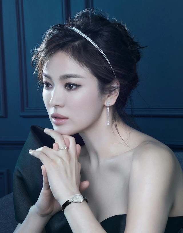 "Nổ tung" chuyện Song Hye Kyo hẹn hò tình mới sau 7 năm ly hôn Song Joong Ki?- Ảnh 4. "Nổ tung" chuyện Song Hye Kyo hẹn hò tình mới sau 7 năm ly hôn Song Joong Ki?- Ảnh 4.