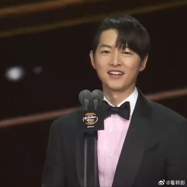 Song Joong Ki xách túi rác thôi cũng khiến 290.000 người ngỡ ngàng- Ảnh 5.