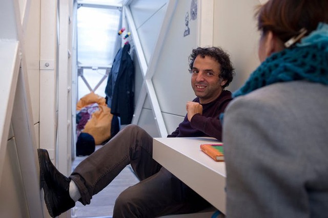 Cận cảnh căn nhà "mỏng nhất thế giới", ngồi bên trong không thể duỗi chân- Ảnh 5.