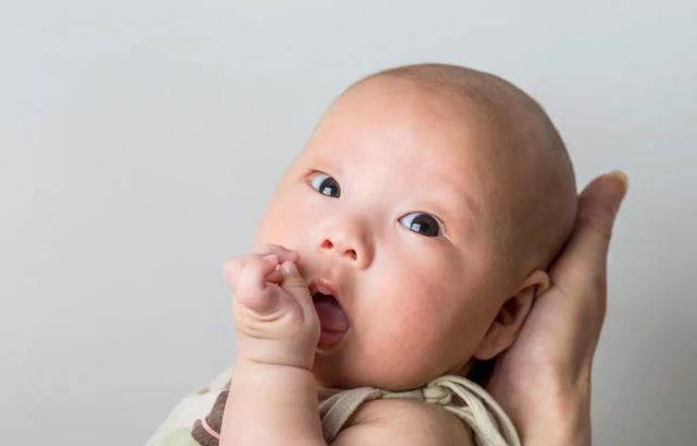 Trẻ sơ sinh vừa chào đời có 4 đặc điểm này, chứng tỏ trong bụng mẹ sống rất "sung sướng"- Ảnh 2.