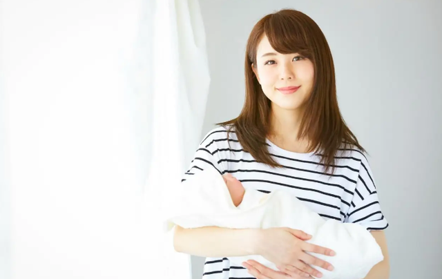 Trẻ sơ sinh vừa chào đời có 4 đặc điểm này, chứng tỏ trong bụng mẹ sống rất "sung sướng"- Ảnh 1.