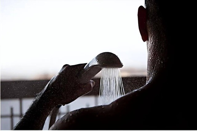 Sau 50 tuổi, hãy nhớ "4 điều không nên" khi tắm: Tắm sai cách có thể rút ngắn tuổi thọ- Ảnh 1.