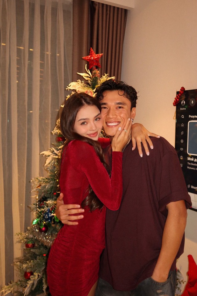 Có là "thủ môn quốc dân" Bùi Tiến Dũng cũng phải mua hoa về "nịnh vợ" sau đêm đi xem bóng đá tới 5h sáng- Ảnh 2. Có là "thủ môn quốc dân" Bùi Tiến Dũng cũng phải mua hoa về "nịnh vợ" sau đêm đi xem bóng đá tới 5h sáng- Ảnh 2.