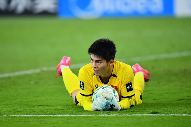 Sao thủ môn hotboy Trần Trung Kiên U23 Việt Nam phải chui gầm bàn thế này!- Ảnh 2.