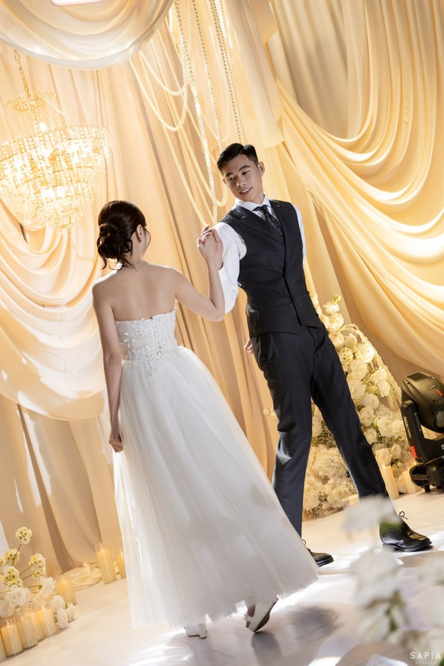 Ảnh cưới nét căng của thủ môn U23 Việt Nam và vợ thạc sĩ - Ảnh 3. Ảnh cưới nét căng của thủ môn U23 Việt Nam và vợ thạc sĩ - Ảnh 3.