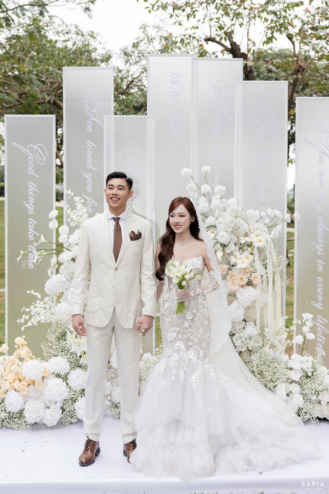 Ảnh cưới nét căng của thủ môn U23 Việt Nam và vợ thạc sĩ - Ảnh 11. Ảnh cưới nét căng của thủ môn U23 Việt Nam và vợ thạc sĩ - Ảnh 11.