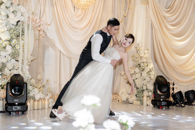 Ảnh cưới nét căng của thủ môn U23 Việt Nam và vợ thạc sĩ - Ảnh 4. Ảnh cưới nét căng của thủ môn U23 Việt Nam và vợ thạc sĩ - Ảnh 4.