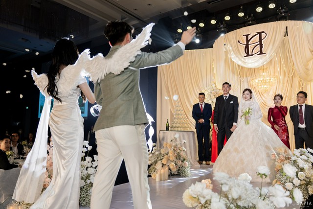 Ảnh cưới nét căng của thủ môn U23 Việt Nam và vợ thạc sĩ - Ảnh 2. Ảnh cưới nét căng của thủ môn U23 Việt Nam và vợ thạc sĩ - Ảnh 2.