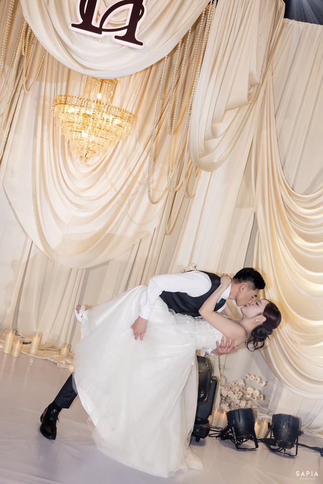 Ảnh cưới nét căng của thủ môn U23 Việt Nam và vợ thạc sĩ - Ảnh 5. Ảnh cưới nét căng của thủ môn U23 Việt Nam và vợ thạc sĩ - Ảnh 5.