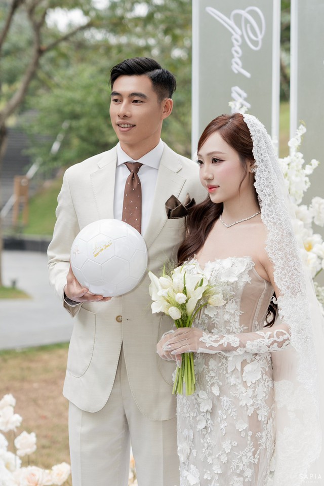 Ảnh cưới nét căng của thủ môn U23 Việt Nam và vợ thạc sĩ - Ảnh 10. Ảnh cưới nét căng của thủ môn U23 Việt Nam và vợ thạc sĩ - Ảnh 10.
